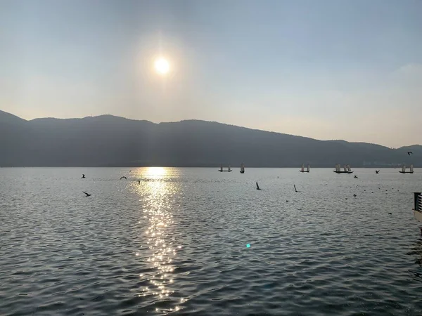 Matahari Terbenam Yang Indah Atas Danau Latar Belakang Alam — Stok Foto