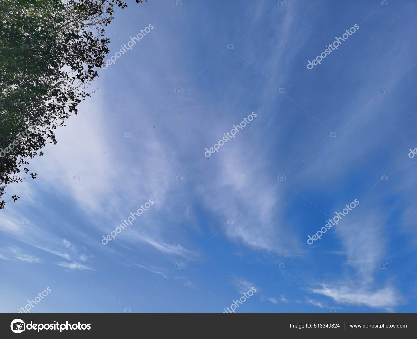 equipo de construcción en el sitio de reparación del paso elevado. una grúa amarilla  alta con ruedas grandes lleva un bloque de hormigón redondo, una pila para  la construcción de un gran, image size:1600x1300