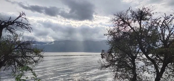 Danau Lansekap Dengan Pegunungan — Stok Foto
