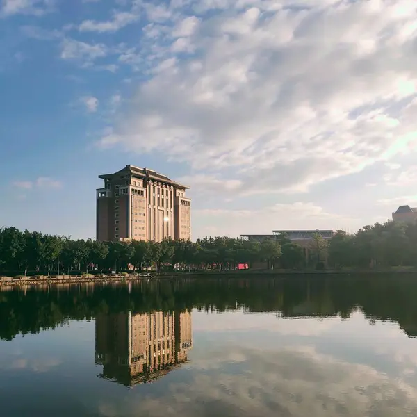 Stock image the city of the park in the morning