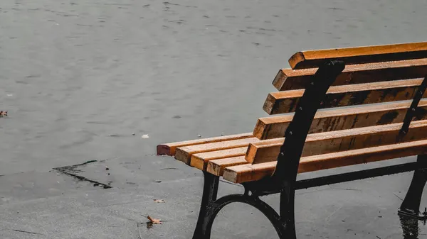 Banco Madera Con Una Silla Una Manta Blanca — Foto de Stock