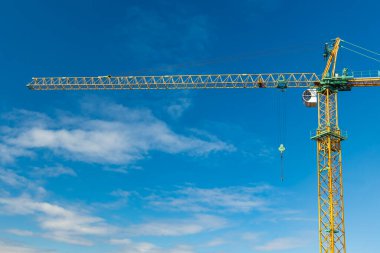 Mavi gökyüzü arkaplan üzerinde inşaat nesnesi yüksek bina vinç basit endüstriyel konsept fotoğrafçılık reklam amacı için metin için alan