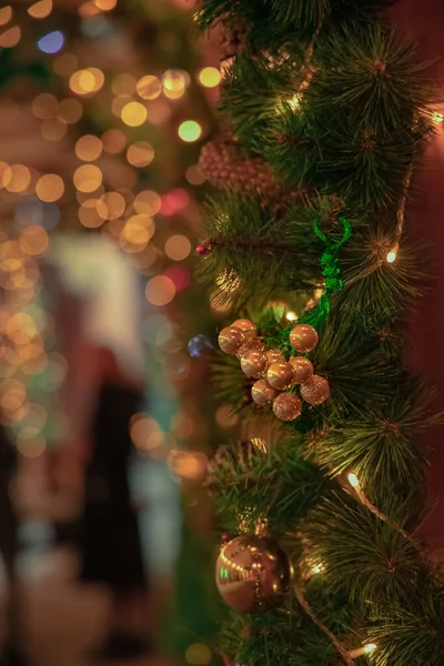 Festliche Weihnachtsdekoration Mit Hängenden Spielzeugkugeln Und Hintergrund Verschwommene Girlanden Lichter lizenzfreie Stockbilder