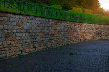 Eski tarz mimari bahçe arazisi taş duvar ve parkın arka planından oluşan çevre alanı ilkbahar akşamları güneş ışığı manzarası