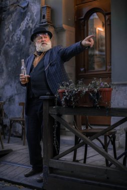 Lviv, Ukrayna - 10.08.2021: Efsanevi eski şehir kentsel çevre sahasında eski moda giysi yaşlı adam portresi