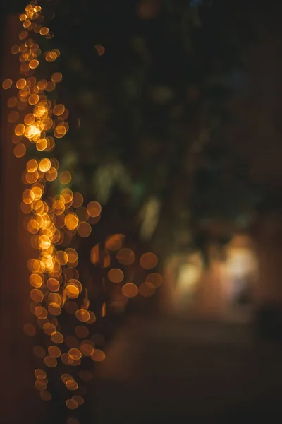 Unfokussierte Nachtstraße Mit Goldenem Farbkranz Bokeh Effekt Von Festlichen Lampen — Stockfoto