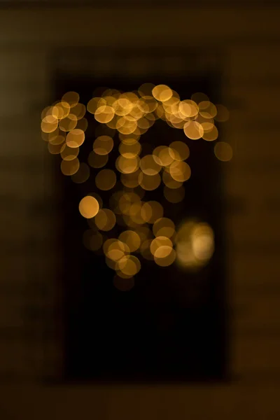 Χρυσό Χρωματιστά Φώτα Γιρλάντα Στο Παράθυρο Στο Δρόμο Νύχτα Χριστούγεννα — Φωτογραφία Αρχείου