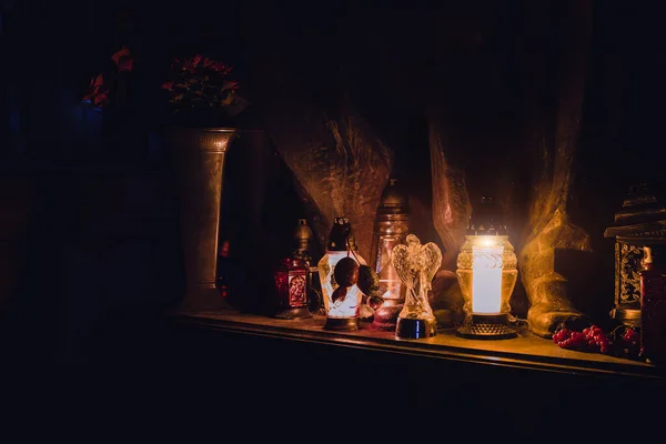 Gedenklicht Lampen Der Nähe Von Grabstein Statue Auf Nächtlichem Friedhof — Stockfoto