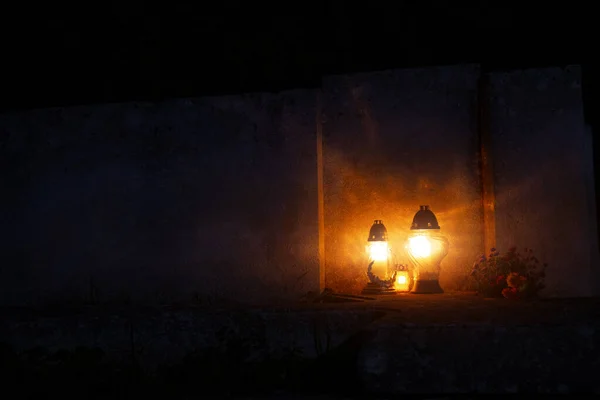 Noite Cemitério Fundo Lápide Com Lâmpadas Memoriais Chama Luz Quente — Fotografia de Stock