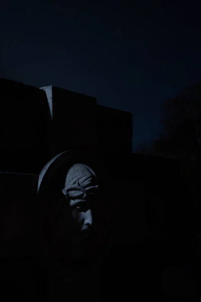 Nicht Existente Skulptur Friedhof Grab Ansicht Des Marmorgesichts Der Nacht — Stockfoto