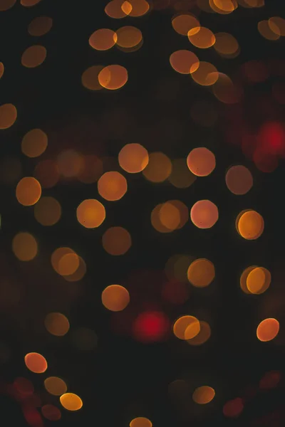 Вертикальна Фотографія Сфокусованих Боке Вогнів Жовтим Освітленням Від Ґарландських Ламп — стокове фото