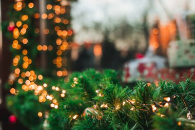 yumuşak odaklı Noel arifesi dekoratif nesneler şenlikli atmosfer manzarası