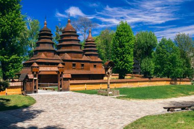 Ukrayna 'nın ulusal tarihi parkında canlı güneşli bir yaz günü antik ahşap kilise simgesi UNESCO turistik miras noktası