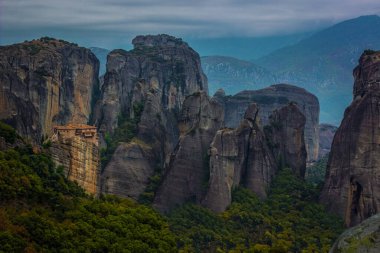 Meteora 'nın ünlü miras yeri, resimli dağ ve kayalardaki Hristiyan manastırı, seyahat konsepti.