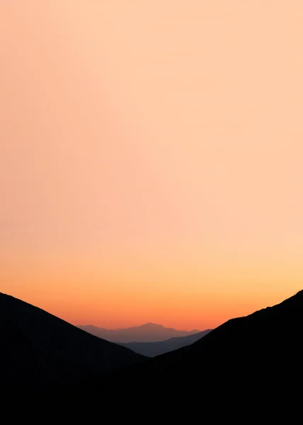 Μαγευτική Μινιμαλιστικό Τοπίο Κάθετη Φωτογραφία Του Βουνού Σιλουέτα Μαύρο Χρώμα — Φωτογραφία Αρχείου