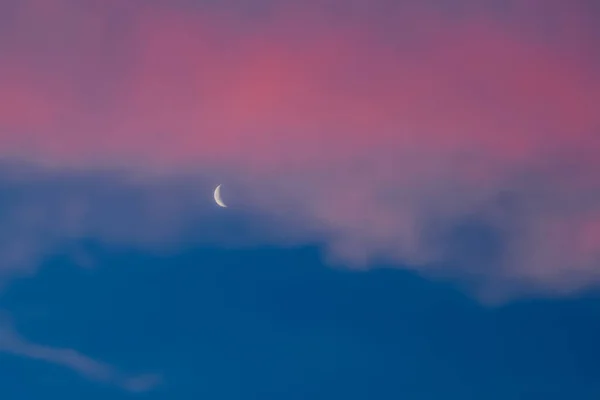 用天空紫色的云彩和幻影模糊的色彩 模糊地照出迷人的晚景 烟后无精打采的月亮概念 — 图库照片