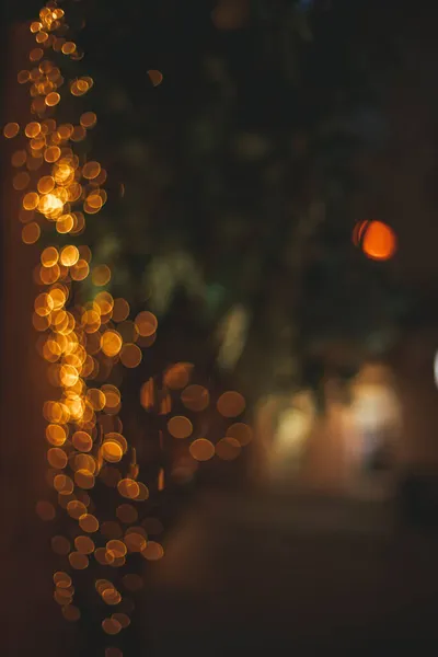 Imagen Vertical Desenfocada Calle Oscura Noche Con Luces Lámpara Amarilla — Foto de Stock