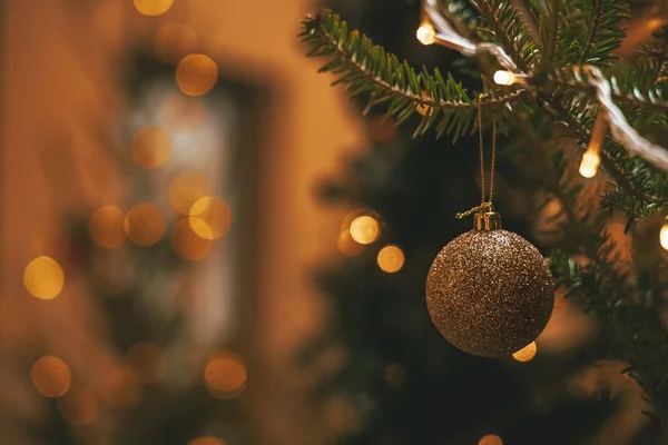 Weihnachtsbaum Weichen Fokus Spielzeugkugel Auf Einem Ast Hängen Und Verschwommenen Stockfoto