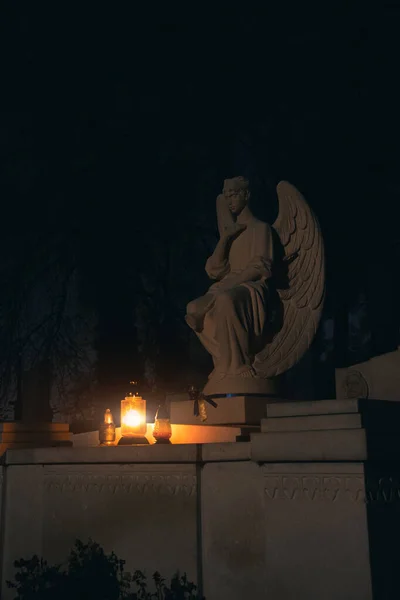 Gotik Mezarlık Melek Heykeli Mum Işığında Sarı Parlayan Noel Arifesinde — Stok fotoğraf
