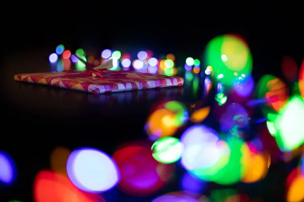Regalo Para Fotografía Navidad Estilo Oscuro Con Marco Festivo Luces — Foto de Stock