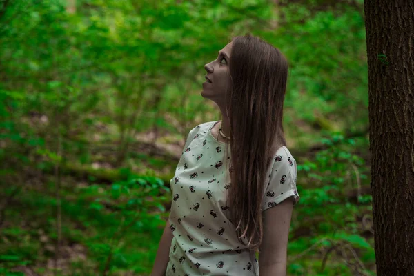 Uzayın dışındaki parkta ölü zombi kız insan yüzü resmi, kurban arayan kişi.