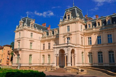 Seyahat güzergahı, ortaçağ güzel saray dış görünüşü, Lviv Ukrayna, yaz açık hava günü.
