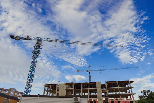 Şehir simgesi vinç inşaatı. Vinci inşa etme işlemi. Banliyö alanının dışında aşağıdan gelecek tahmini.
