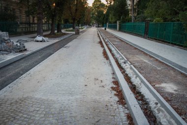 sokak inşaatı için son aşama zemin kaldırım örtüsü ve yan yol perspektifi öngören görünüm