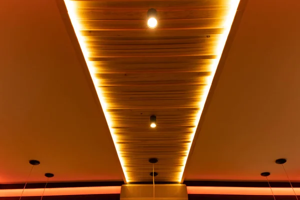 Foyer Doux Toit Intérieur Avec Lampe Jaune Lumière Chaude Arrière — Photo