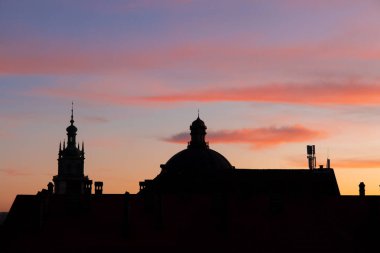 dramatik gün batımı üzerine kubbe ana hatları turuncu ve mor gökyüzü manzarası arka plan görüntüsü, din temalı resim