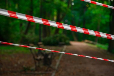 Park çevresinde karantina zamanında arazide dolaşma yasağı kaldırılmış beyaz ve kırmızı kurdele