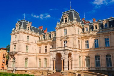 Avrupa Rönesans Konutları Mimarisi, dış mekan manzarası mermer duvarlar ve yüksek pencereli şehir manzarası, güneşli parlak gün ışığı