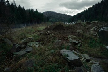 İnsanlar tarafından küresel çevre felaketi ekoloji kirliliği endüstriyel süreçler, toprak ve bataklık inşa ederek erken güzel dağ manzarası manzarası