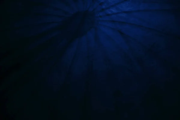 室内抽象的な幻の青と黒の影コンクリートのグランジウォールの闇ダンジョン環境の背景 — ストック写真