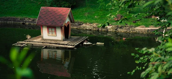 Ptačí Dům Parku Krajinářství Mimo Malebný Pohled Jezero Zelené Zeleň — Stock fotografie