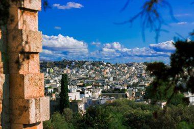 Atina 'da yoksulluk, varoş mahallesinde yaşayan kentin manzarasını yukarıdan yansıtıyor, yumuşak odaklı fotoğraf