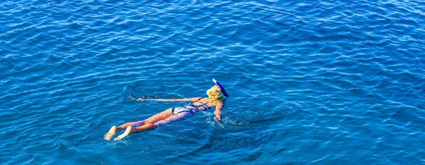 Nyári Nyaralás Sport Életstílus Tevékenység Fiatal Felnőtt Úszás Tengervízben Panoráma — Stock Fotó