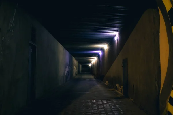 Chemin Souterrain Route Voie Dangereuse Nuit Avec Des Lampes Électriques — Photo