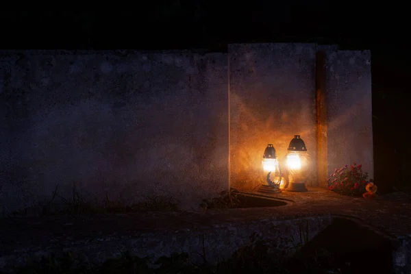 Cemetery Lamps Light Tomb Stone Concrete Surface Night Time Beautiful — Stockfoto