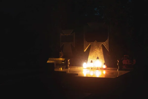 Warmes Lampenlicht Der Nähe Von Grabsteinen Auf Dem Friedhof Bei — Stockfoto