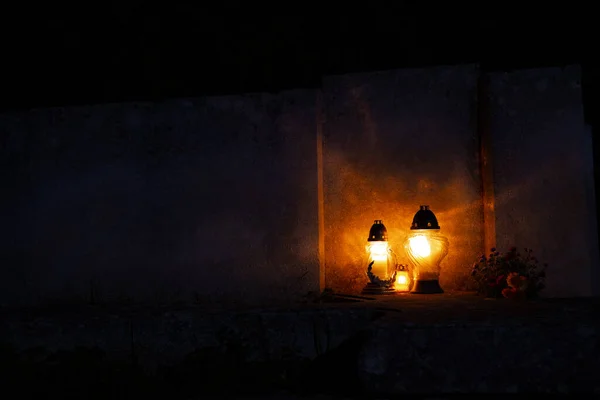墓ランプ火災石オブジェクトソフトフォーカス壁紙コピースペースからハロウィン墓地暖かい光 — ストック写真