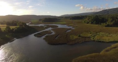 İnsansız hava aracı Valdivia City, Şili yakınlarında bir nehrin üzerinden ateş ediyor. 