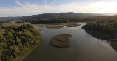 İnsansız hava aracı Valdivia City, Şili yakınlarında bir nehrin üzerinden ateş ediyor.