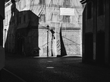 Eski şehir sokakları, insan yok.