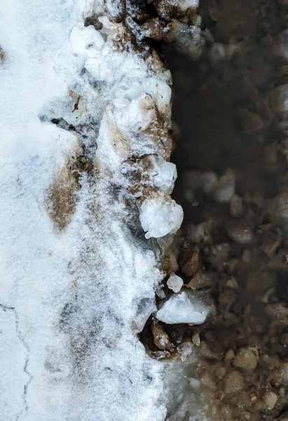 Smältande Snö Och Vatten Pöl Vertikalt Foto — Stockfoto