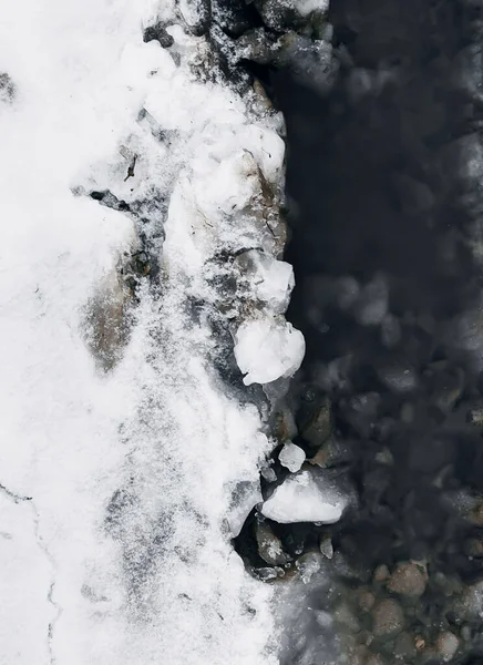 Snö Och Vattenpöl Spring Natur Bakgrund Vertikal Bild — Stockfoto