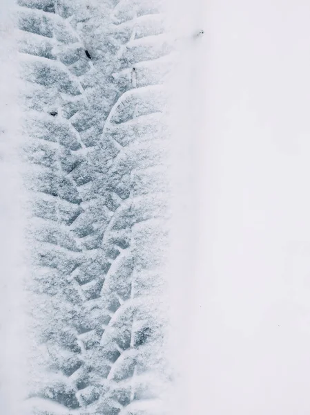 Ślady Opon Tyre Białym Śniegu Zdjęcie Pionowe Ślady Opon Samochodowych — Zdjęcie stockowe