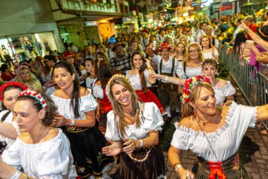 Blumenau, Santa Catarina, Brezilya: 10 Ekim 2021: Oktoberfest açılış töreni Blumenau, Santa Catarina.