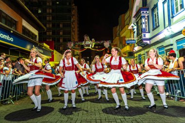Blumenau, Santa Catarina, Brezilya: 10 Ekim 2021: Oktoberfest açılış töreni Blumenau, Santa Catarina.