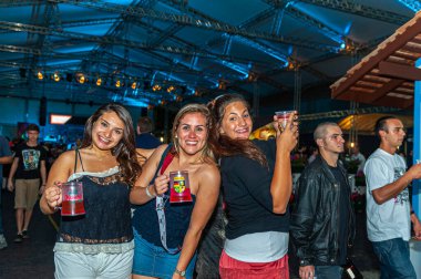 Blumenau, Santa Catarina, Brezilya: 10 Ekim 2021: Blumenau, Santa Catarina, Brezilya 'da Oktoberfest' in tadını çıkaran turistler